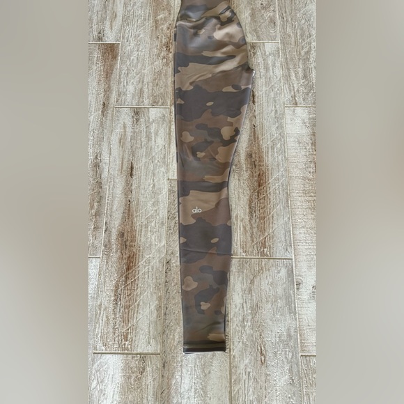ALO High-Waist Camo Vapor Legging - Picture 5 of 8